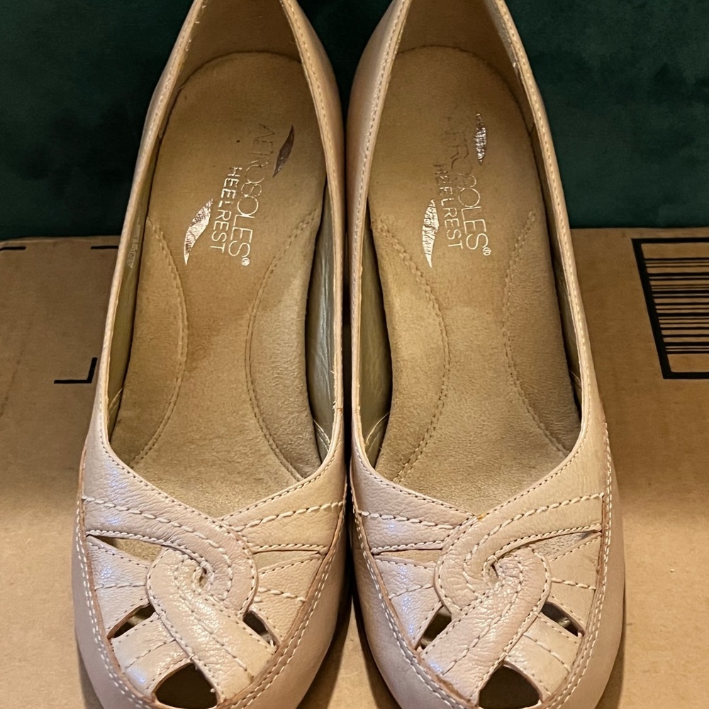 Women's Aerosoles WORKBENCH Bone Leather Heels Pumps Size 6